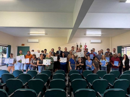 MB Comunica��o Empresarial e Organizacional - Com o documento em m�os, os agricultores passam a contar com seguran�a jur�dica sobre as propriedades. (Foto: Bruna Roman/MBComunica��o)