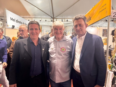 MB Comunica��o Empresarial e Organizacional - Secret�rio de Estado da Agricultura e Pecu�ria, Admir Edi Dalla Cort; presidente da Faasc, Agenor Sartori; e superintendente do Senar/SC, Gilmar Ant�nio Zanluchi. (Foto: Silvania Cuochinski/MB Comunica��o)