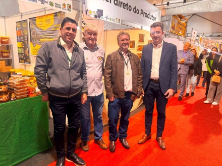 MB Comunica��o Empresarial e Organizacional - Superintendente Gilmar Ant�nio Zanluchi (� direita) com lideran�as presentes na abertura da feira. (Foto Silvania Cuochinski/MB Comunica��o)