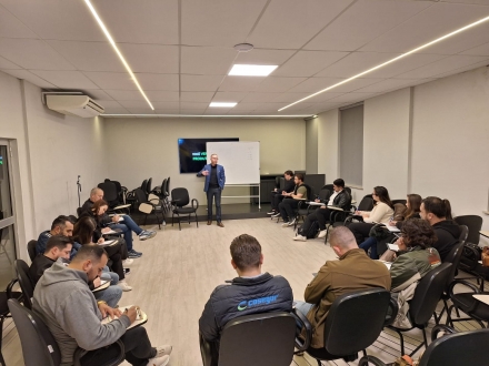 MB Comunica��o Empresarial e Organizacional - Curso reuniu empres�rios, lojistas, vendedores e profissionais do varejo ligados � �rea comercial (Divulga��o/CDL Chapec�)