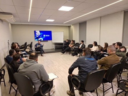 MB Comunica��o Empresarial e Organizacional - Curso reuniu empres�rios, lojistas, vendedores e profissionais do varejo ligados � �rea comercial (Divulga��o/CDL Chapec�)