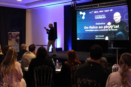 MB Comunica��o Empresarial e Organizacional - Palestra �Do F�sico ao Phygital� abordou estrat�gias para integrar loja f�sica, tecnologia e experi�ncia do cliente. (Foto: Karina Ogliari/MB Comunica��o)