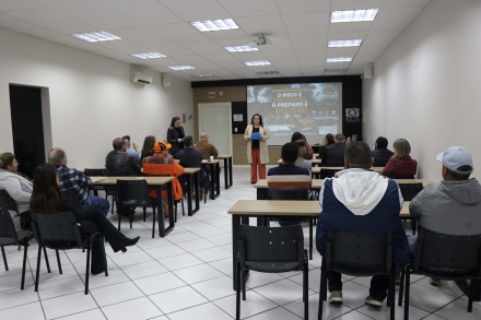 MB Comunicação Empresarial e Organizacional - A ação ainda realizou a arrecadação de alimentos não perecíveis, leite e achocolatado para o projeto Mesa para Todos. (Foto: Débora Favretto/ MB Comunicação)