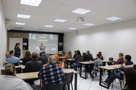 MB Comunicação Empresarial e Organizacional - O presidente da ACIC, Carlos Klaus, participou do momento e sublinhou a relevância dos Núcleos Empresarias promoverem encontros que geram conhecimento. (Foto: Débora Favretto/ MB Comunicação)