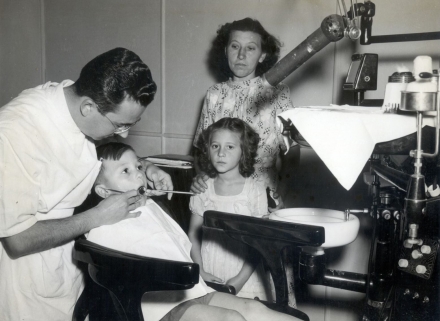 MB Comunica��o Empresarial e Organizacional - Compromisso com sa�de � um diferencial do SESI; na foto, dentista em SP em 1951 (Reprodu��o)