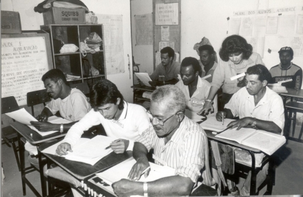 MB Comunica��o Empresarial e Organizacional - Educa��o � outra frente importante do SESI; na foto, trabalhadores em sala de aula