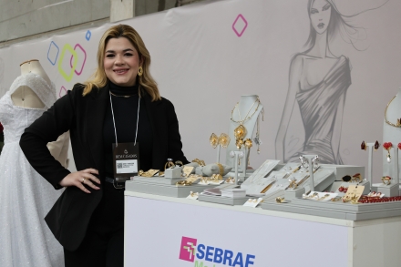 MB Comunica��o Empresarial e Organizacional - Maria Fernanda, da Le Cam�lia, exp�s acess�rios para moda festa. Foto: (Sara Bellaver/ MB Comunica��o)