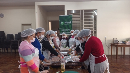 MB Comunica��o Empresarial e Organizacional - Os participantes receberam orienta��es sobre higiene na manipula��o de alimentos, seguran�a no trabalho, legisla��o sanit�ria, prepara��o da mat�ria-prima.