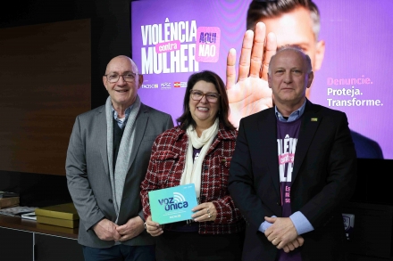 MB Comunica��o Empresarial e Organizacional - O presidente da ACIC Carlos Klaus, A 1� vice-presidente da FACISC Rita C�ssia Conti e o 2� vice-presidente da FACISC C�sar Smielewsky. Foto: D�bora Favretto/ MB Comunica��o