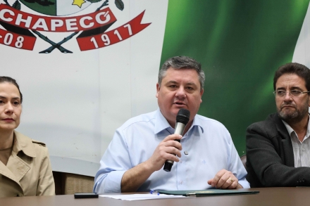 MB Comunica��o Empresarial e Organizacional - A assinatura do novo decreto marca uma etapa de moderniza��o dos processos para quem deseja empreender em Chapec�. (Foto: Bruna Roman/MBComunica��o)
