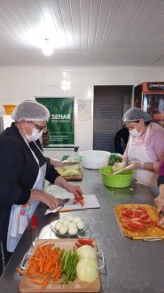 MB Comunica��o Empresarial e Organizacional - A instrutora Simone F�tima Croda Bazzo conduz atividade pr�tica sobre processamento de carne de frango, com foco em seguran�a alimentar e agrega��o de valor � produ��o rural. (Foto: Divulga��o)