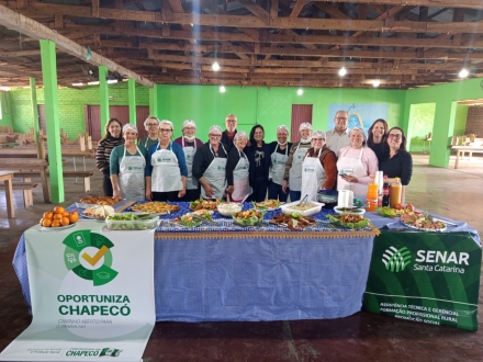 MB Comunica��o Empresarial e Organizacional - Participantes do Curso de Processamento de Carne de Frango acompanham demonstra��o pr�tica sobre t�cnicas de beneficiamento e produ��o de derivados. (Foto: Divulga��o)