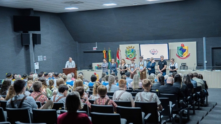 MB Comunica��o Empresarial e Organizacional - Durante o evento tamb�m foi apresentado o guia que re�ne os principais empreendimentos e pontos de visita��o do munic�pio, convidando moradores e visitantes a conhecerem experi�ncias no oeste catarinense.