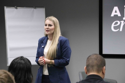 MB Comunica��o Empresarial e Organizacional - A abertura da jornada contou com o workshop Encantamento e Experi�ncia do Cliente, ministrado pela consultora do Sebrae/SC Sandra Caron. (Foto: Karina Ogliari/MB Comunica��o)