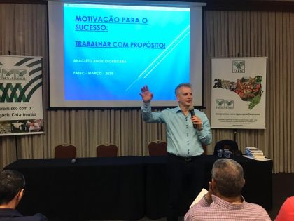 MB Comunicao Empresarial e Organizacional - Diretor de administrao e finanas do Sebrae/SC Anacleto ngelo Ortigara explanou o tema Motivao para o sucesso. Trabalhar com propsito